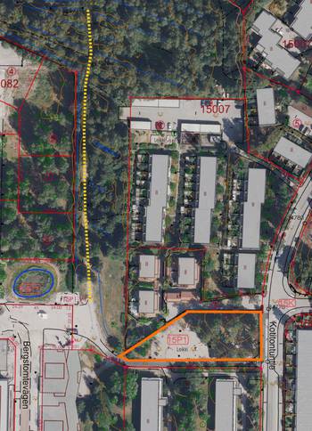 Kuvassa leikkipaikka nykytilassa. Kuvassa on hiekkalaatikko, leikkivälineitä, pöytäryhmä ja leikkialuetta sekä puita.