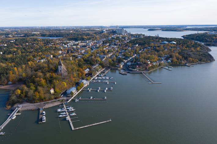Naantalin kirkko, venesatamaa ja Vanhaakaupunkia kuvattuna yläilmoista, kaupunki jatkuu horisonttiin.