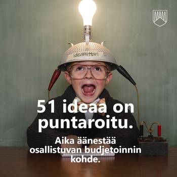 Kuvassa nuori henkilö päässään sivilästä ja hehkulampusta toteuttu kypärä.  Kypärässä teksti ideamittari. Kypärässä hehkumlampussa valo kuvastamassa idean syntymistä.