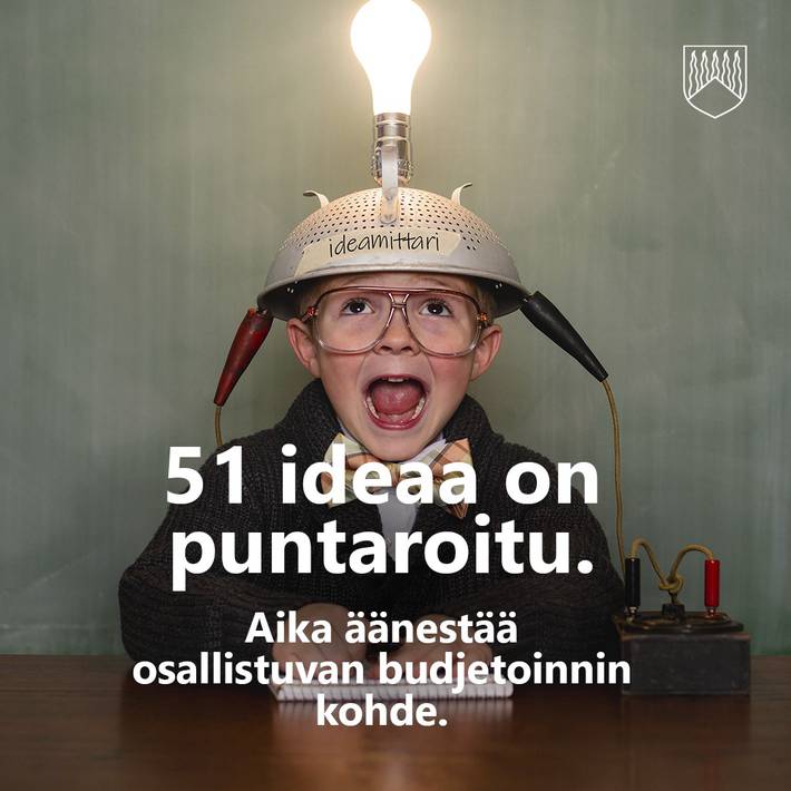 Kuvassa nuori henkilö päässään sivilästä ja hehkulampusta toteuttu kypärä.  Kypärässä teksti ideamittari. Kypärässä hehkumlampussa valo kuvastamassa idean syntymistä.