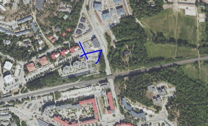 Kuvaan on merkitty suunnittelualue sinisellä viivalla ortokarttapohjaan.