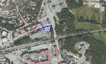 Kuvaan on merkitty suunnittelualue sinisellä viivalla ortokarttapohjaan.