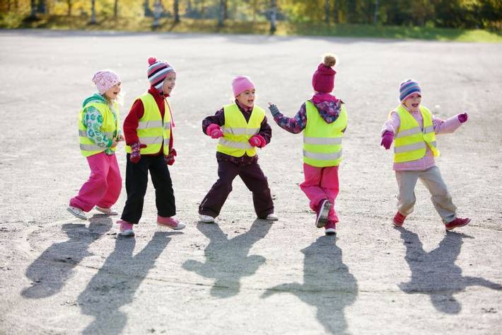 Lapset liikkuvat ulkona. Kuvaaja Hanna-Kaisa Hämäläinen