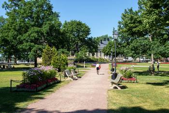 Naantalin Kirkkopuisto kesällä, jossa ihmiset viettävät aikaa.