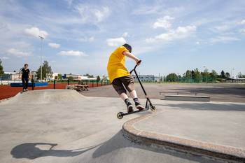 Poikia skeittaamassa.