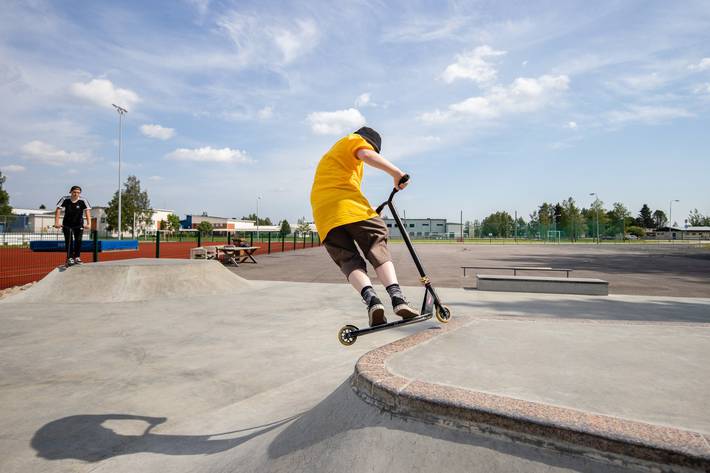 Poikia skeittaamassa.