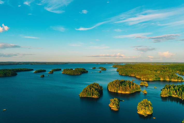 Maisema kuva jossa järvi ja muutama saari.