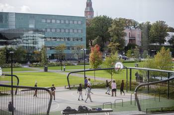 Nuoret pelaavat koripalloa keskustakirjasto Oodin edessä, taustalla näkyy Musiikkitalo.