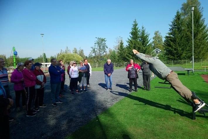 Eläkeläiset liikkuvat Humppilan Silvalanpuistossa