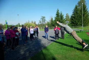 Eläkeläiset liikkuvat Humppilan Silvalanpuistossa