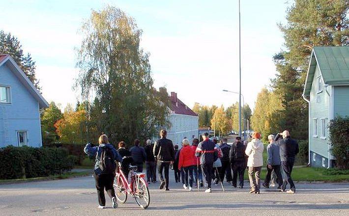 Kävelykierroksella 2016 tutustumassa kaavoitettavaan alueeseen
