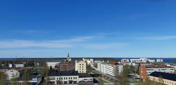 Kemin kaupungin silhuetti kaupungintalolta merelle päin