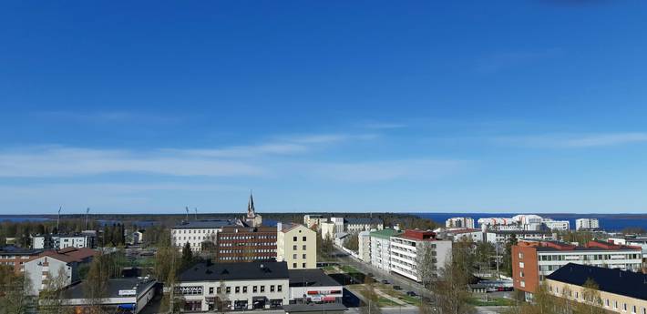 Kemin kaupungin silhuetti kaupungintalolta merelle päin