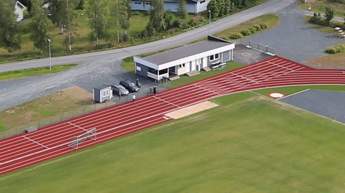 Ilmakuva nykyisestä huoltorakennuksesta urheilukentän laidalla