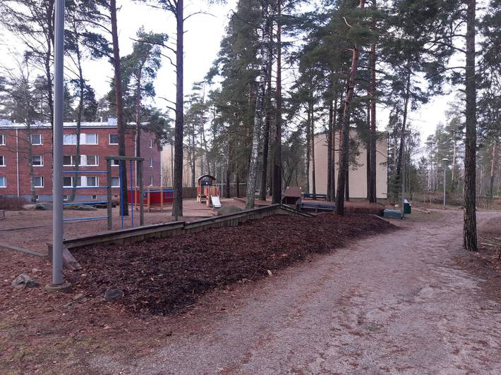 Kuvassa leikkipaikka nykytilassa