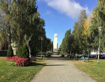 Kirkkopuisto länteen päin