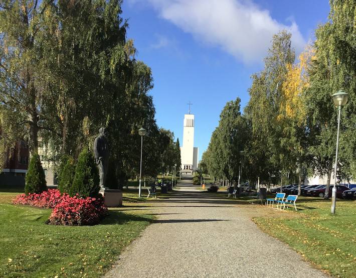 Kirkkopuisto länteen päin