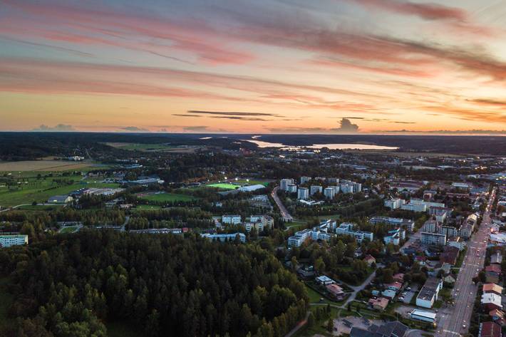 Salon keskusta-alue ja urheilupuisto ilmakuvassa