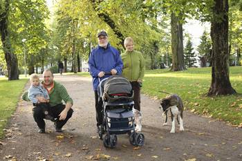 Koko perhe ulkoilemassa