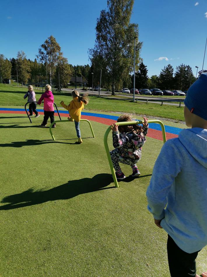 Lapsia leikkipuistossa.