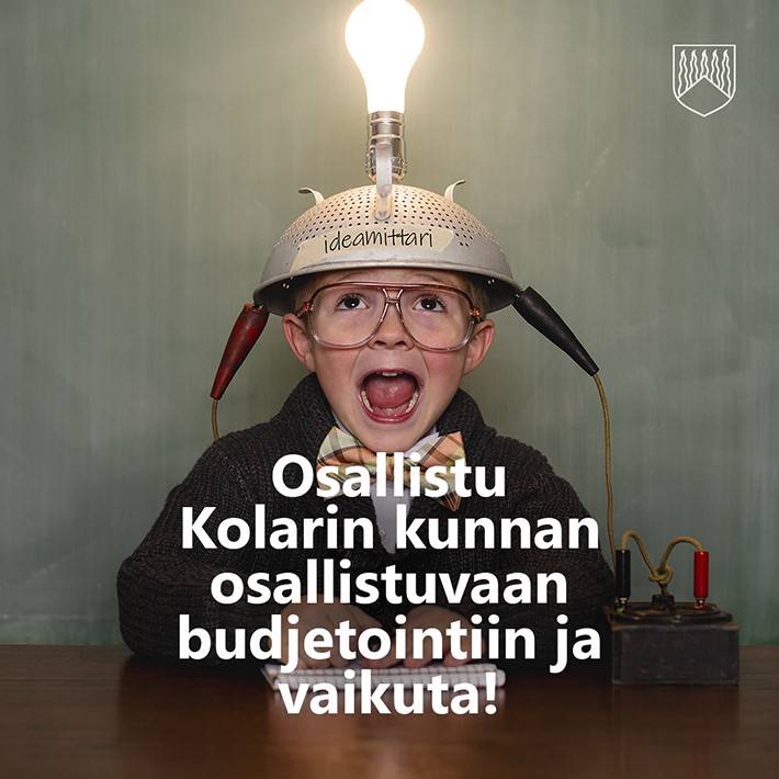 Kuvassa poika päässään kypärä, joka valmistettu sihvilästä. Kypärässä kiinni hehkulamppu, jossa valo. Kypärässä teksti ideamittari.